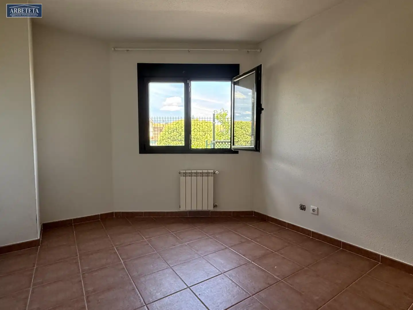 Dormitori de Planta baixa en venda en Humanes amb Calefacció, Terrassa i Alarma