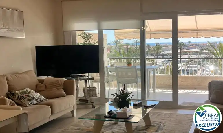 Sala d'estar de Apartament en venda en Empuriabrava amb Aire condicionat, Calefacció i Moblat