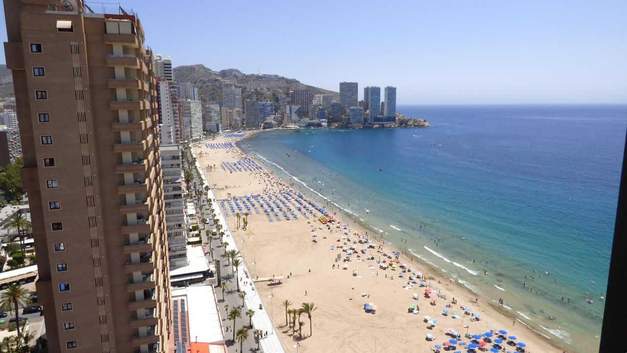Vista exterior de Pis en venda en Benidorm amb Aire condicionat, Terrassa i Piscina