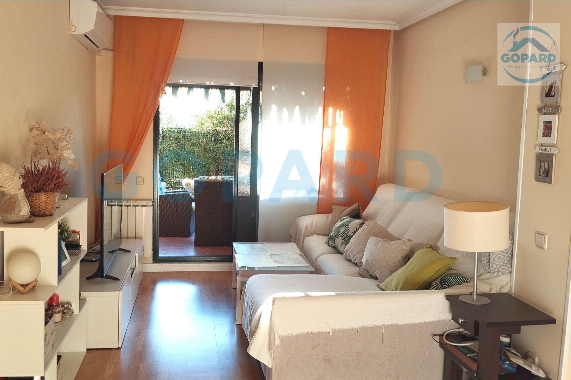 Living room of Flat to rent in Villanueva de la Cañada  with Heating, Private garden and Parquet flooring