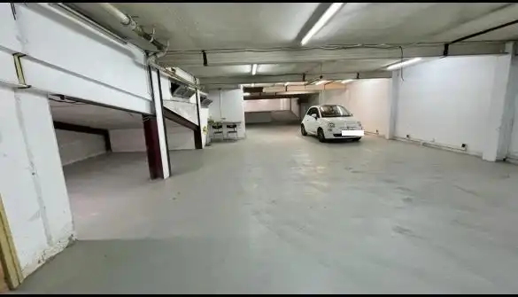 Parkplatz von Fabrikhallen zum Verkauf in Barcelona