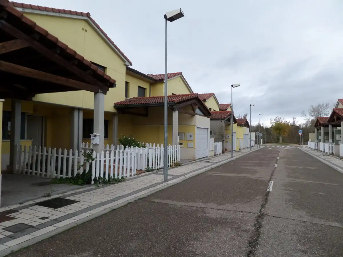 Vista exterior de Casa adosada en venta en Tudela de Duero con Calefacción y Jardín privado
