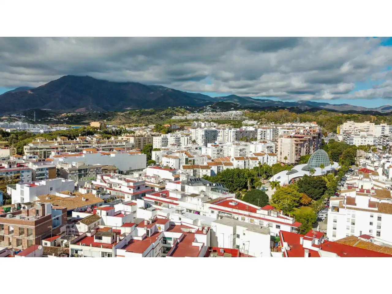Vista exterior de Edifici en venda en Estepona