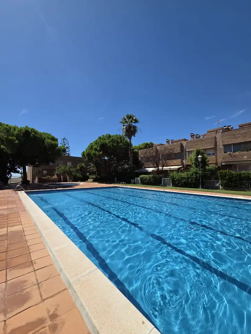 Adossat amb piscina en venda a La Pineda, imagen 4