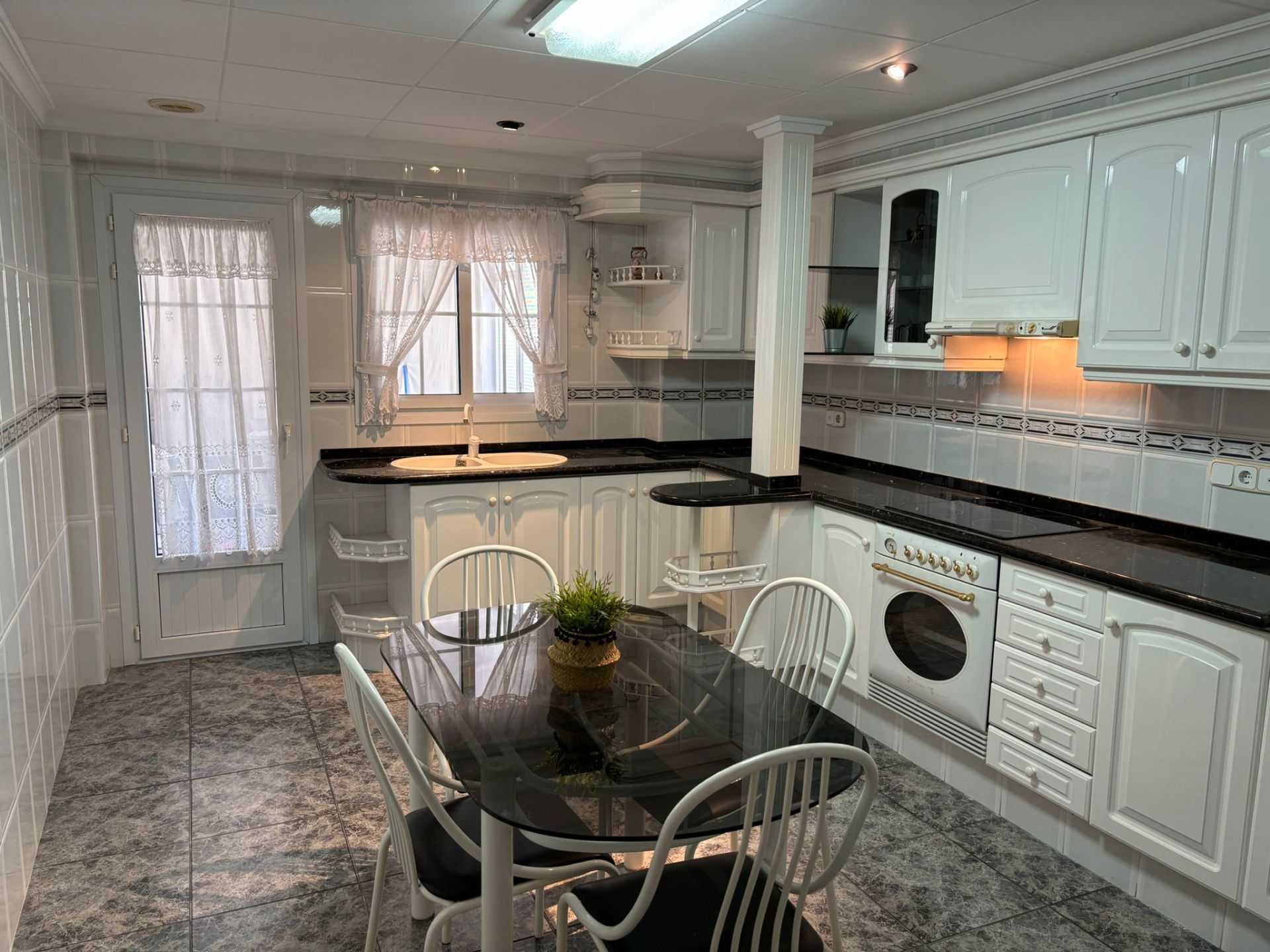 Cuina de Pis de lloguer en Gandia amb Terrassa, Moblat i Forn