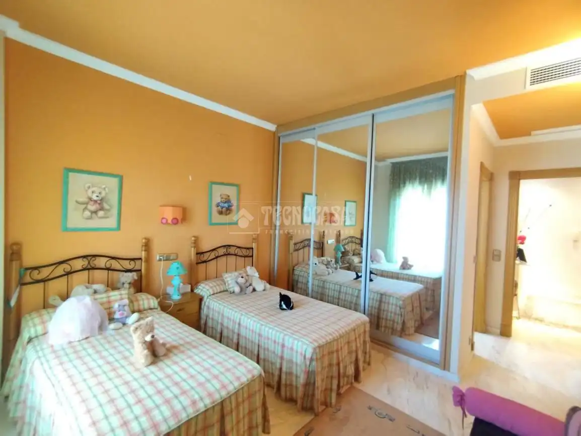 Dormitori de Casa o xalet en venda en Arjonilla amb Calefacció, Piscina i Alarma