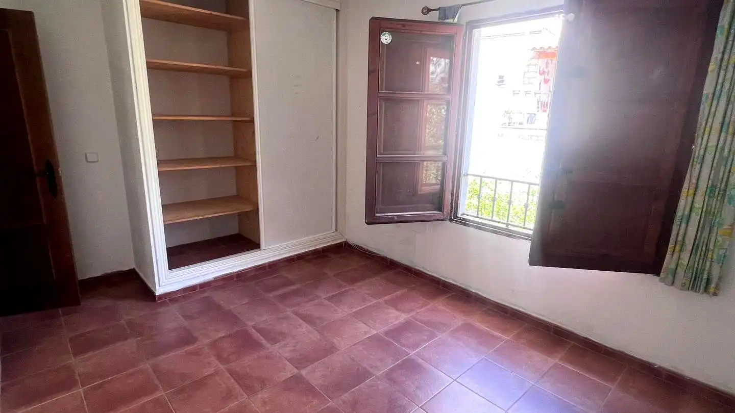 Dormitori de Casa adosada en venda en Olmeda de las Fuentes amb Calefacció i Jardí privat