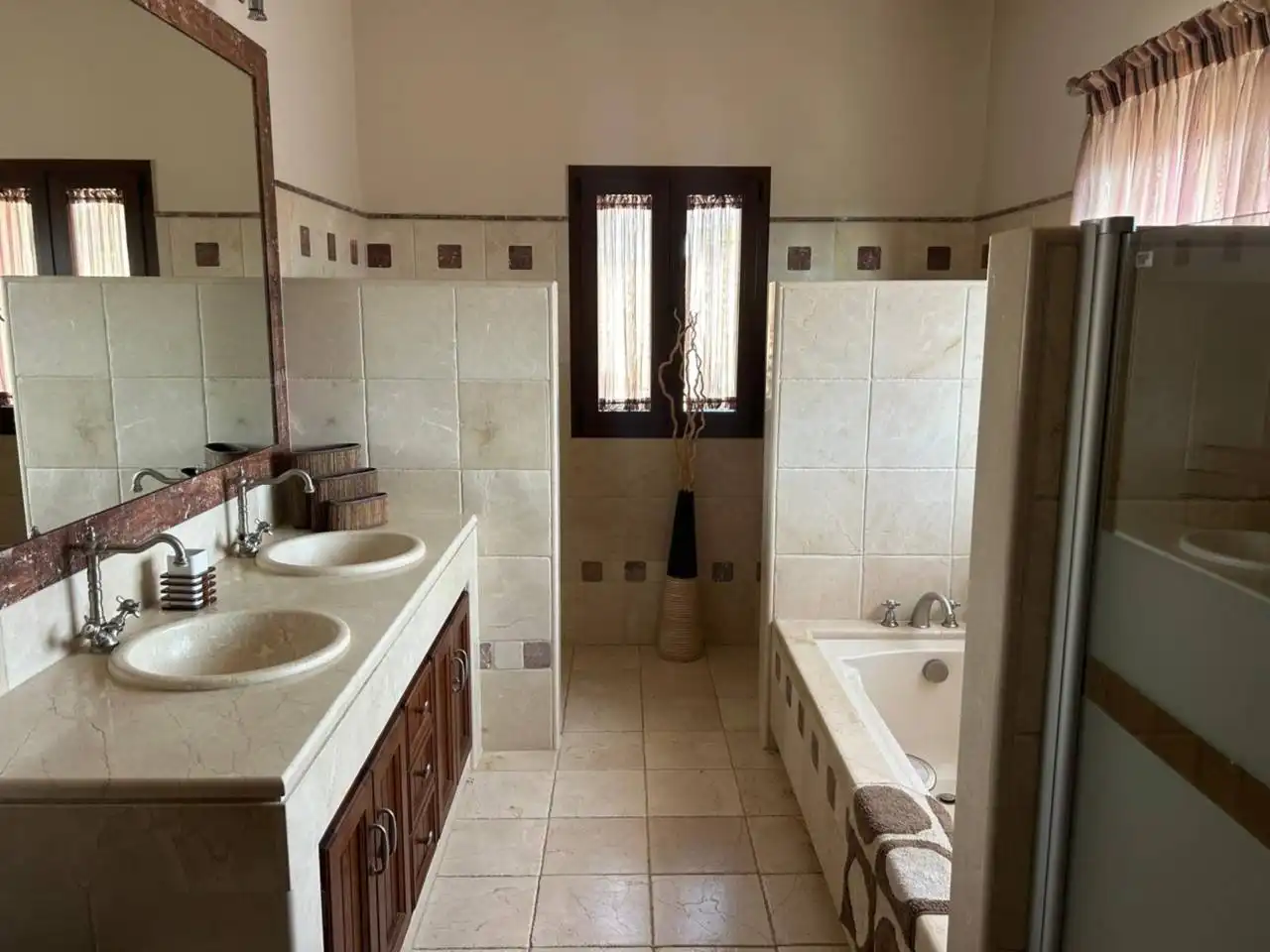 Bany de Finca rústica en venda en Estepona amb Aire condicionat, Calefacció i Jardí privat