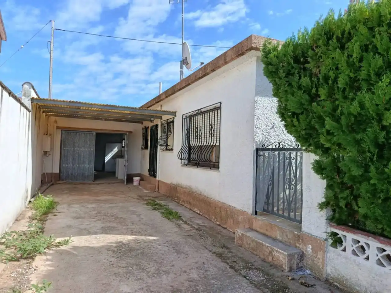 Vista exterior de Casa o xalet en venda en Vinaròs amb Jardí privat i Terrassa