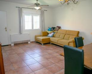 Sala d'estar de Casa adosada en venda en Valmojado amb Aire condicionat i Jardí privat