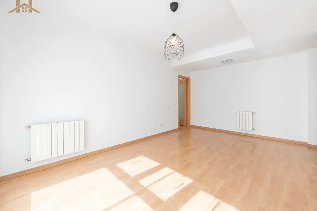 Flat for sale in Pinto  with Air Conditioner, Heating and Storage room