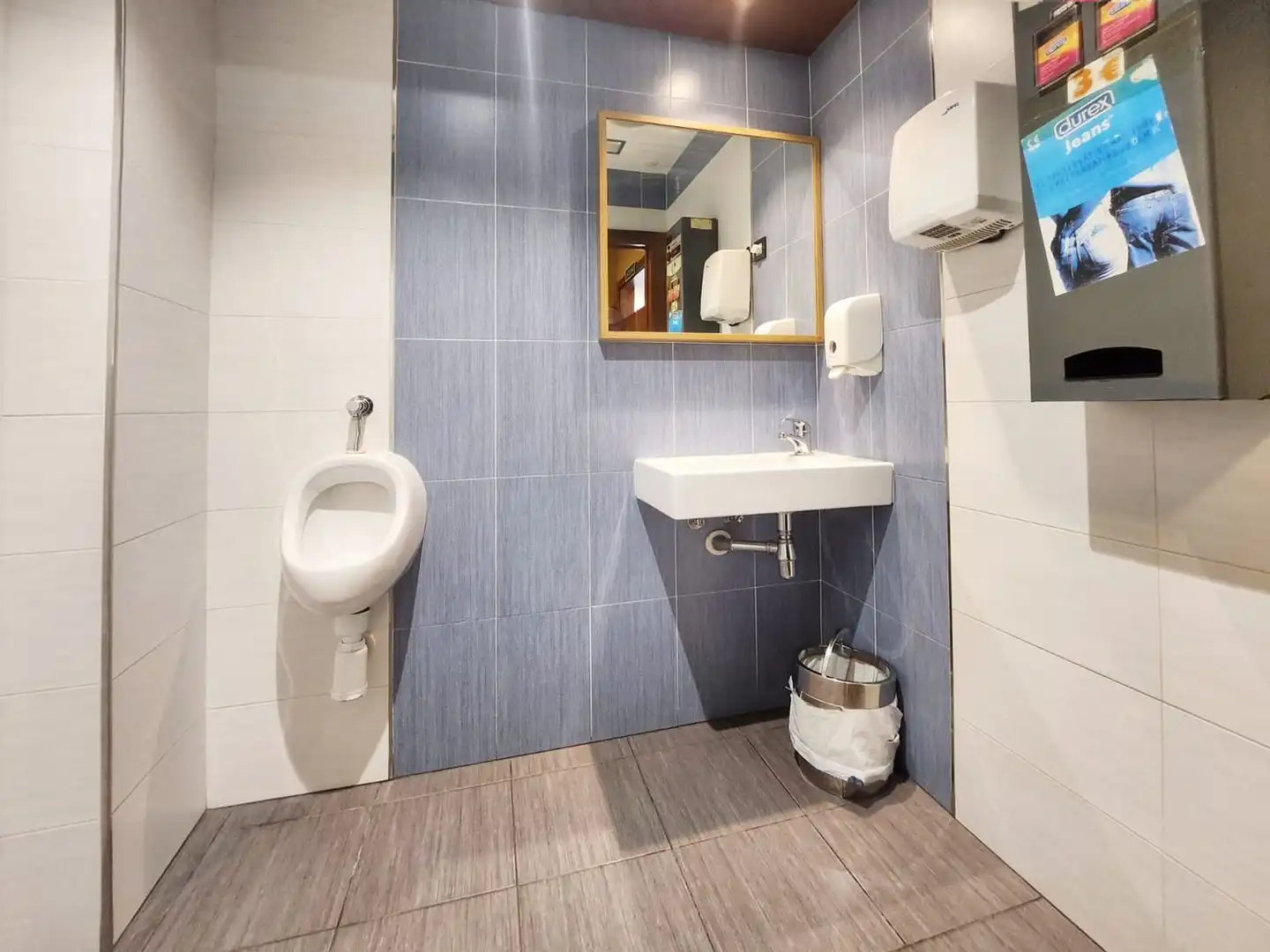 Bathroom of Commercial properties for sale in Pontevedra Capital   with Air Conditioner