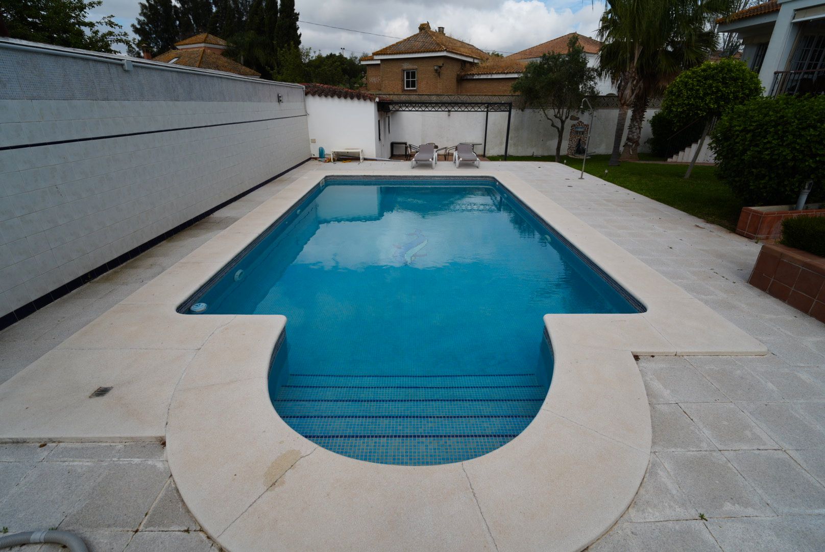 Swimming pool of House or chalet for sale in Dos Hermanas  with Air Conditioner, Heating and Private garden