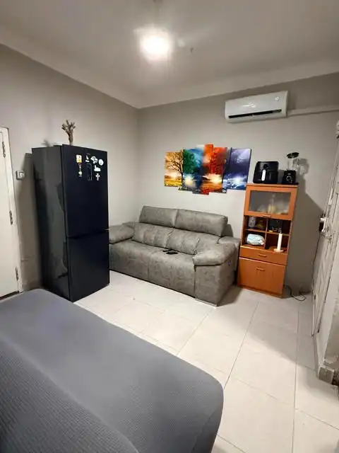 Sala d'estar de Estudi en venda en L'Hospitalet de Llobregat amb Aire condicionat