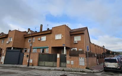 Vista exterior de Casa adosada en venda en Camarma de Esteruelas amb Calefacció, Parquet i Terrassa