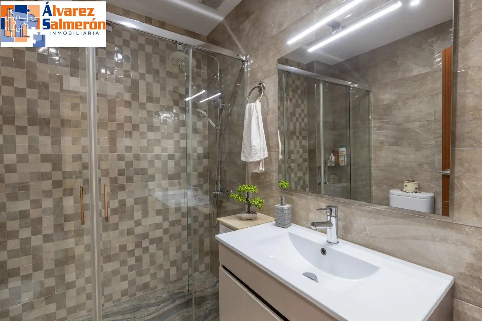 Badezimmer von Einfamilien-Reihenhaus zum Verkauf in Armilla mit Heizung