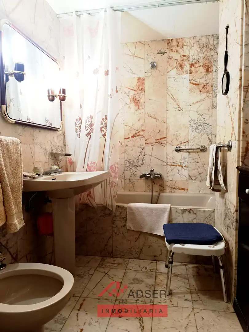 Bathroom of Flat for sale in  Logroño  with Parquet flooring and Terrace