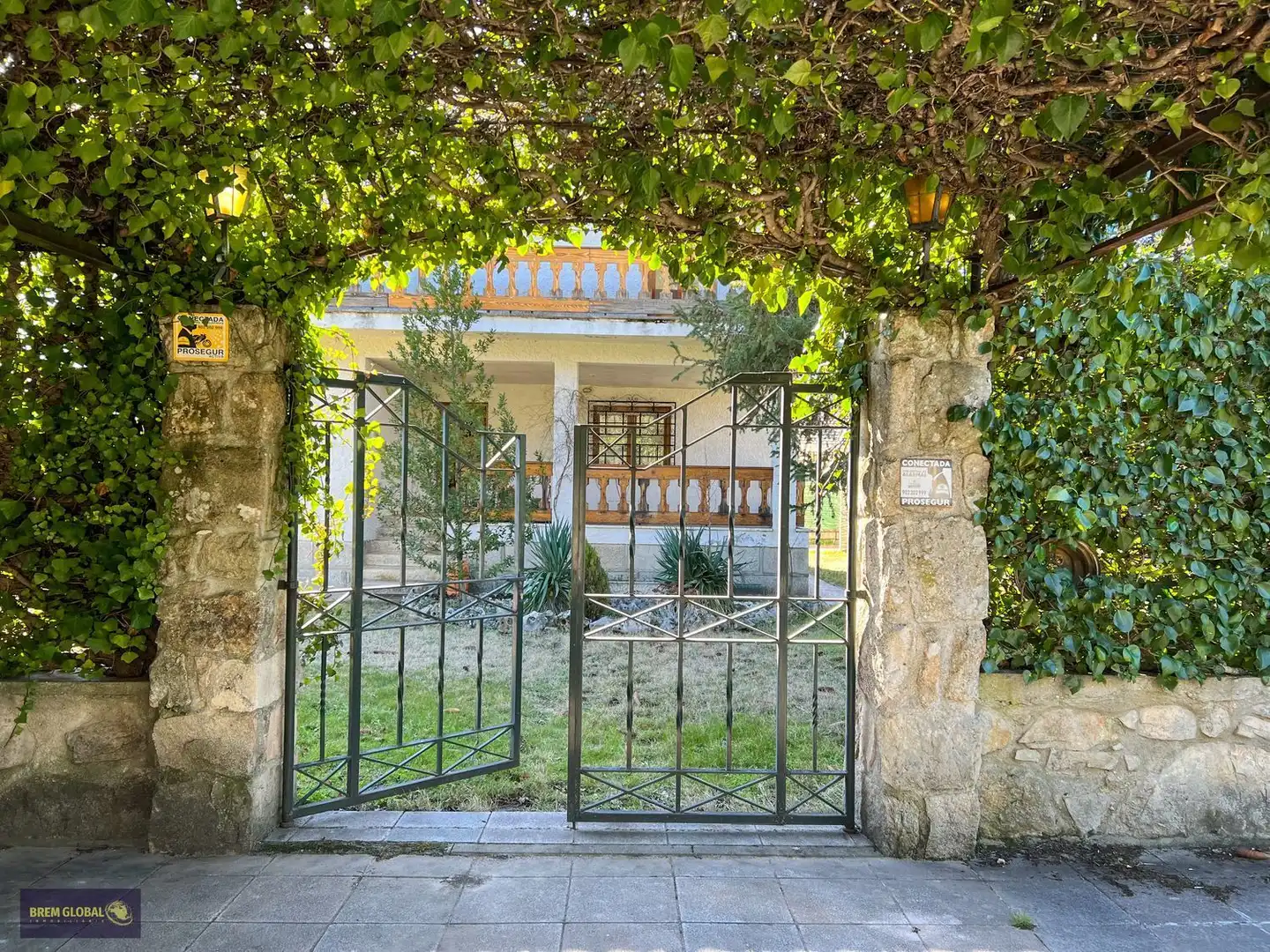 Vista exterior de Casa o xalet en venda en La Cabrera amb Jardí privat, Terrassa i Traster
