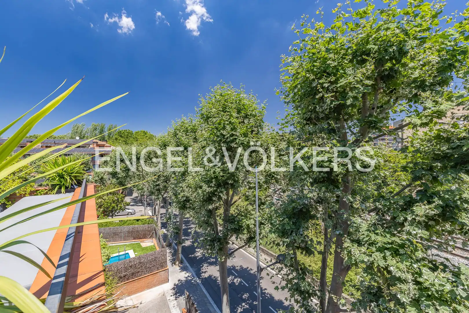Vista exterior de Àtic en venda en Sant Cugat del Vallès amb Calefacció, Jardí privat i Parquet