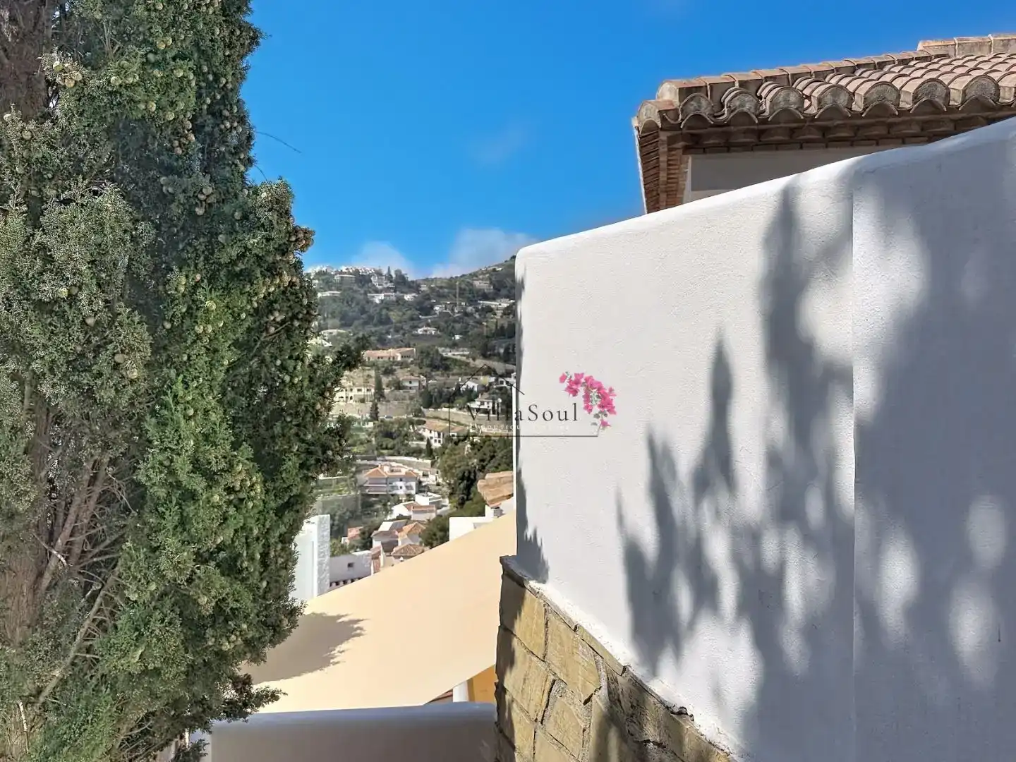 Vista exterior de Casa o xalet en venda en Almuñécar amb Aire condicionat, Piscina i Balcó