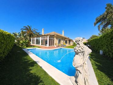Chalet con piscina en venta en Calle Calle Anibal