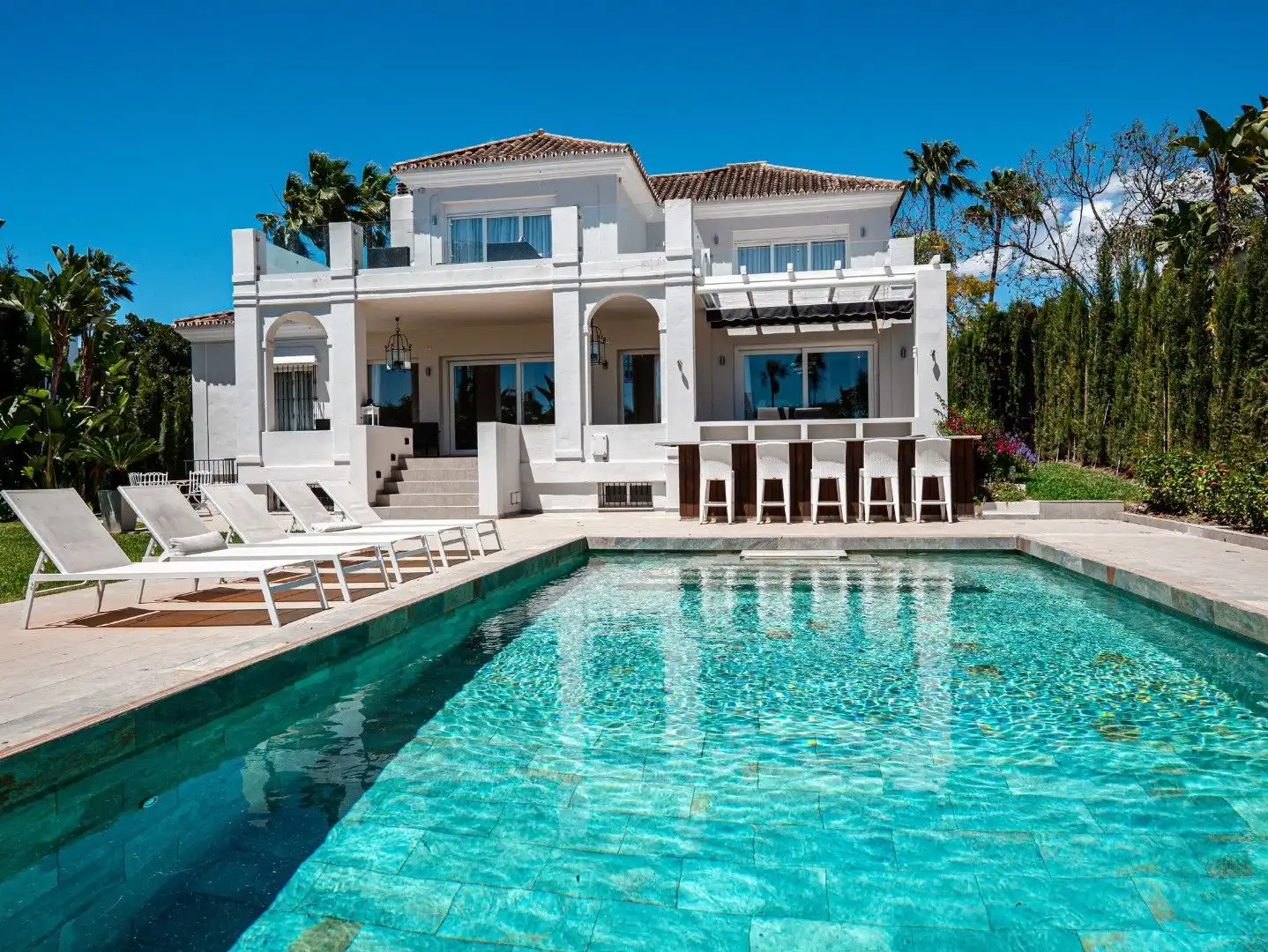 Vista exterior de Casa o xalet en venda en Marbella amb Aire condicionat, Jardí privat i Terrassa