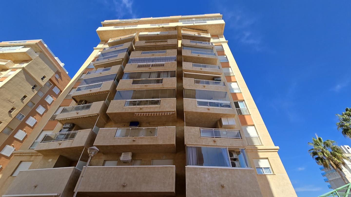 Vista exterior de Apartament en venda en La Manga del Mar Menor amb Aire condicionat, Terrassa i Moblat