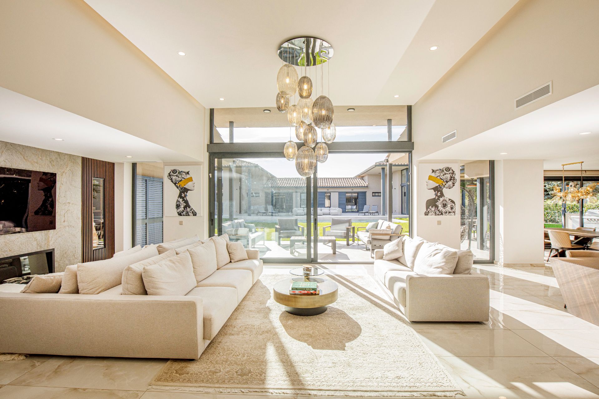 Sala d'estar de Casa o xalet en venda en Navata amb Aire condicionat, Calefacció i Jardí privat