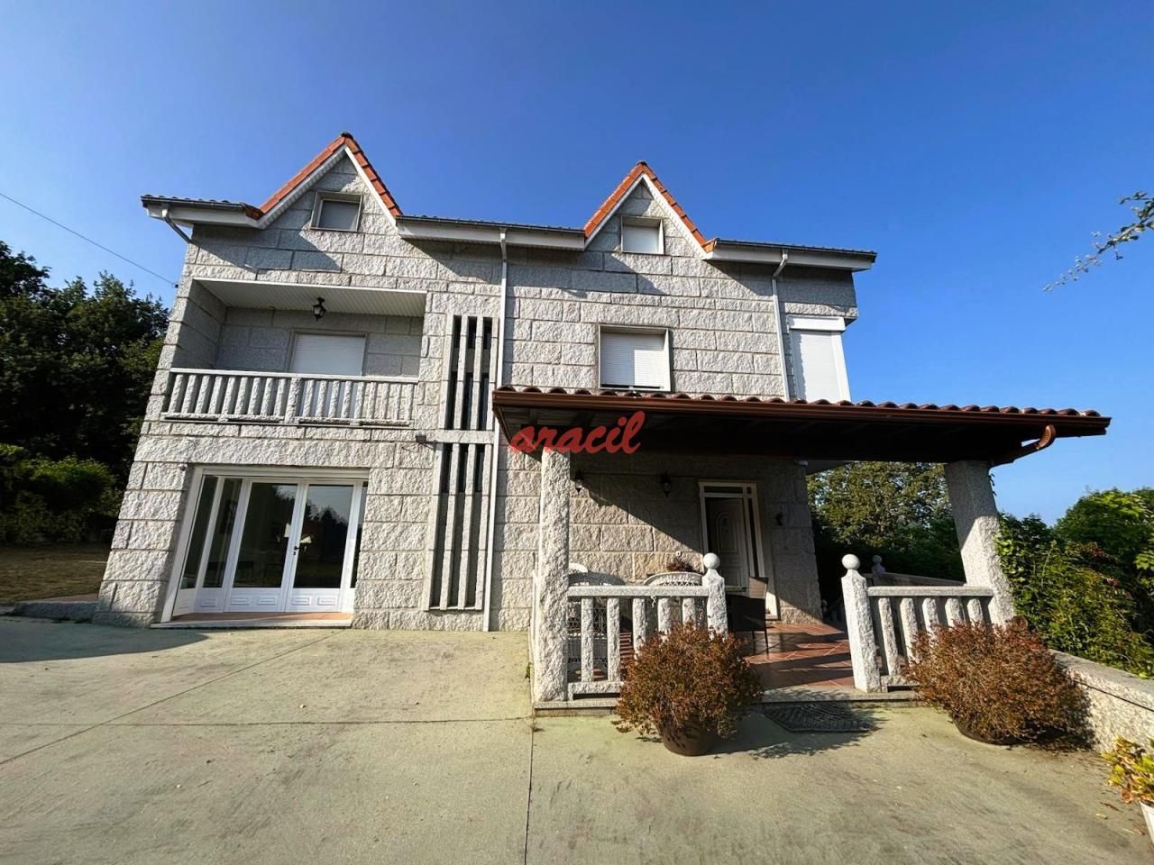 Vista exterior de Casa o xalet en venda en Toén amb Calefacció, Jardí privat i Terrassa