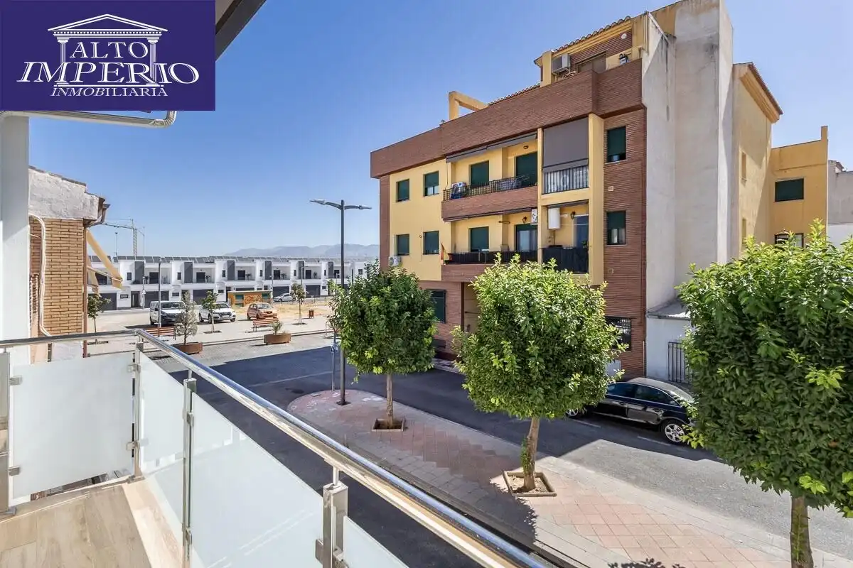 Vista exterior de Casa adosada en venda en Churriana de la Vega amb Aire condicionat
