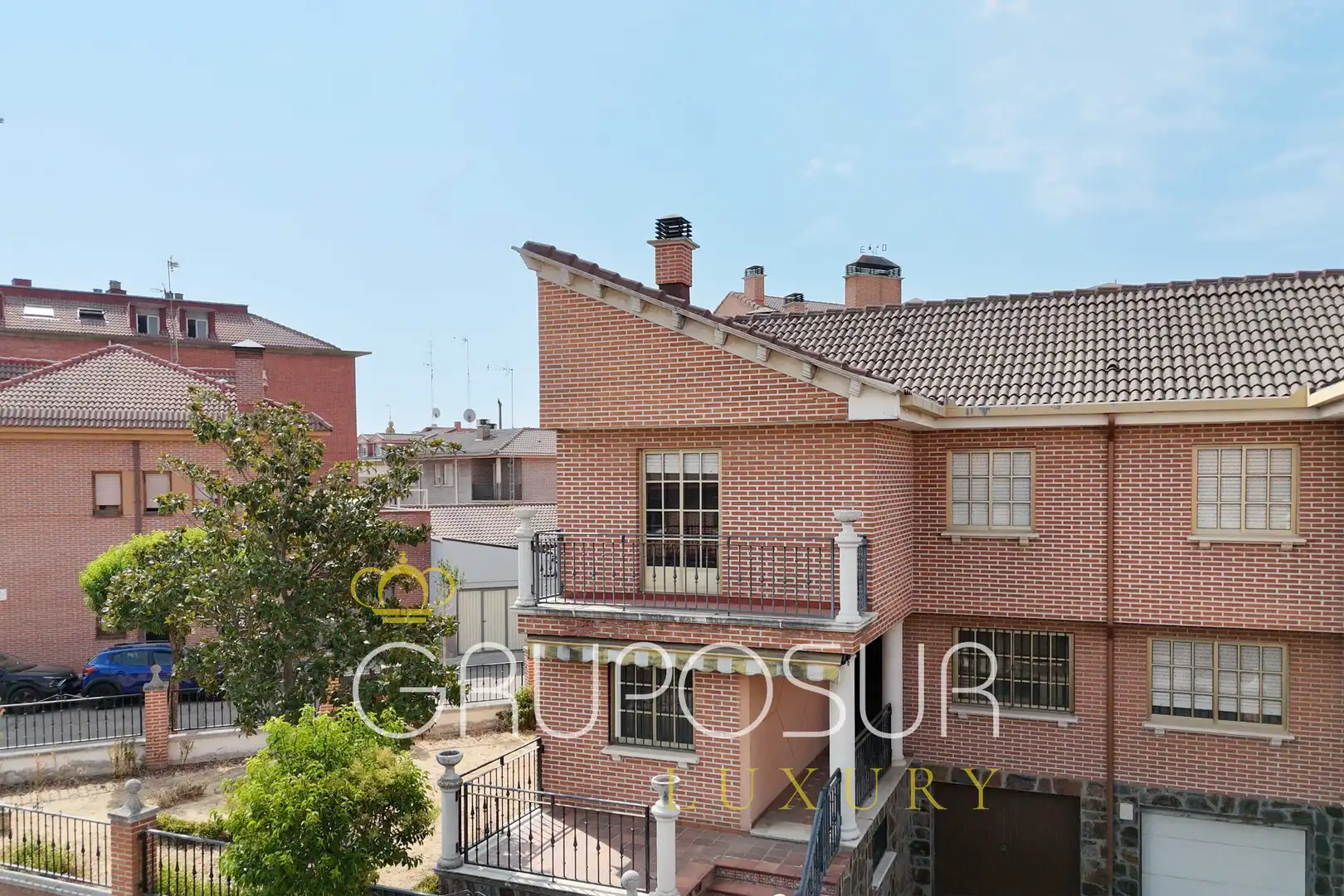 Vista exterior de Casa adosada en venda en Laguna de Duero amb Calefacció, Jardí privat i Parquet