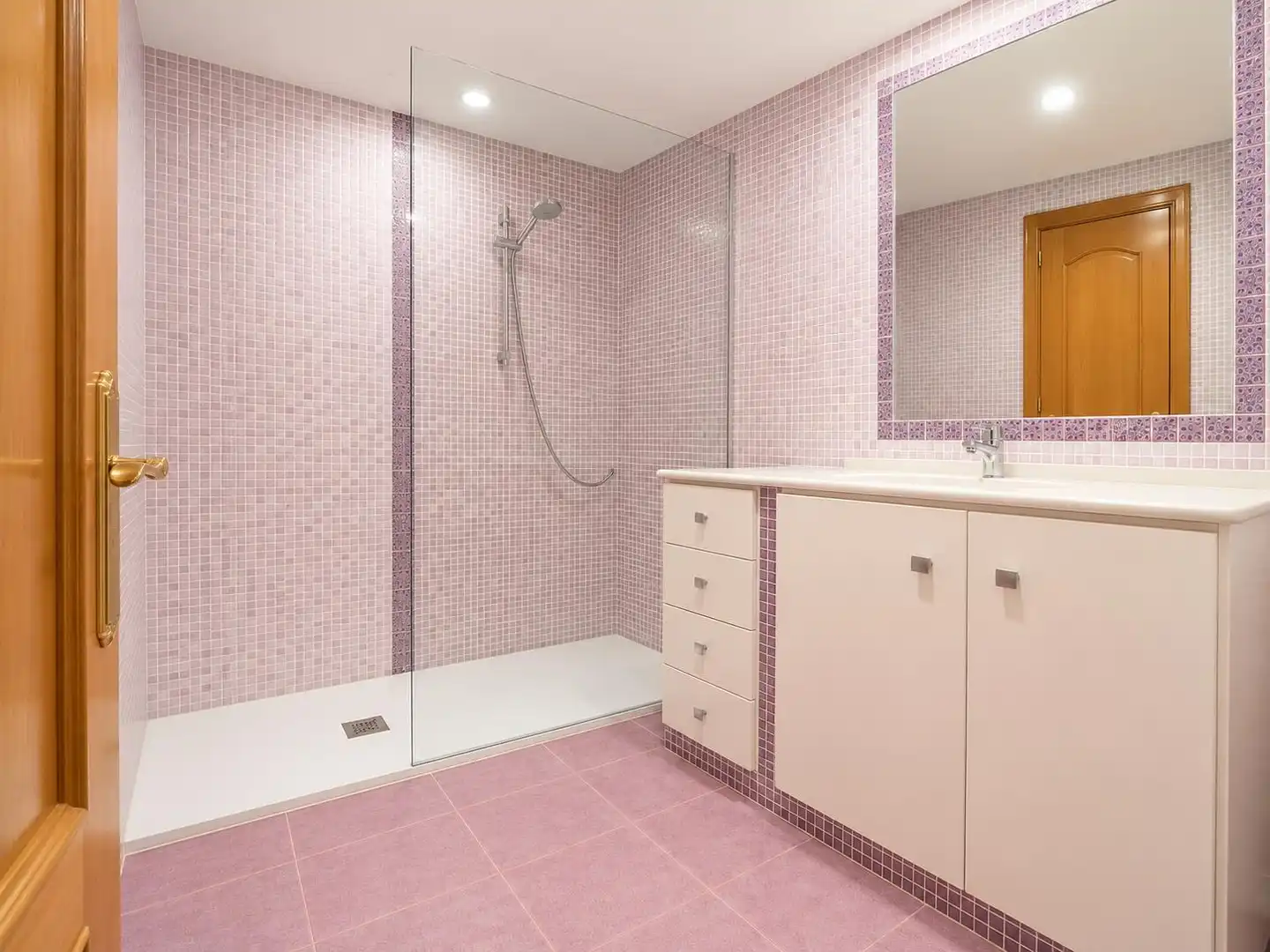 Baño de Piso en venta en Málaga con Aire acondicionado, Calefacción y Jardín privado