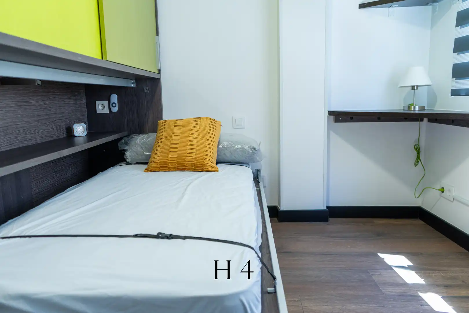 Bedroom of Flat for share in Zaragoza  with Air Conditioner, Heating and Private garden