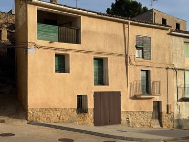 Casa aparellada amb balcó en venda a Valdeltormo