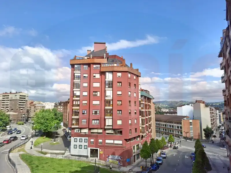 Vista exterior de Piso de alquiler en Oviedo  con Calefacción, Amueblado y Lavadora