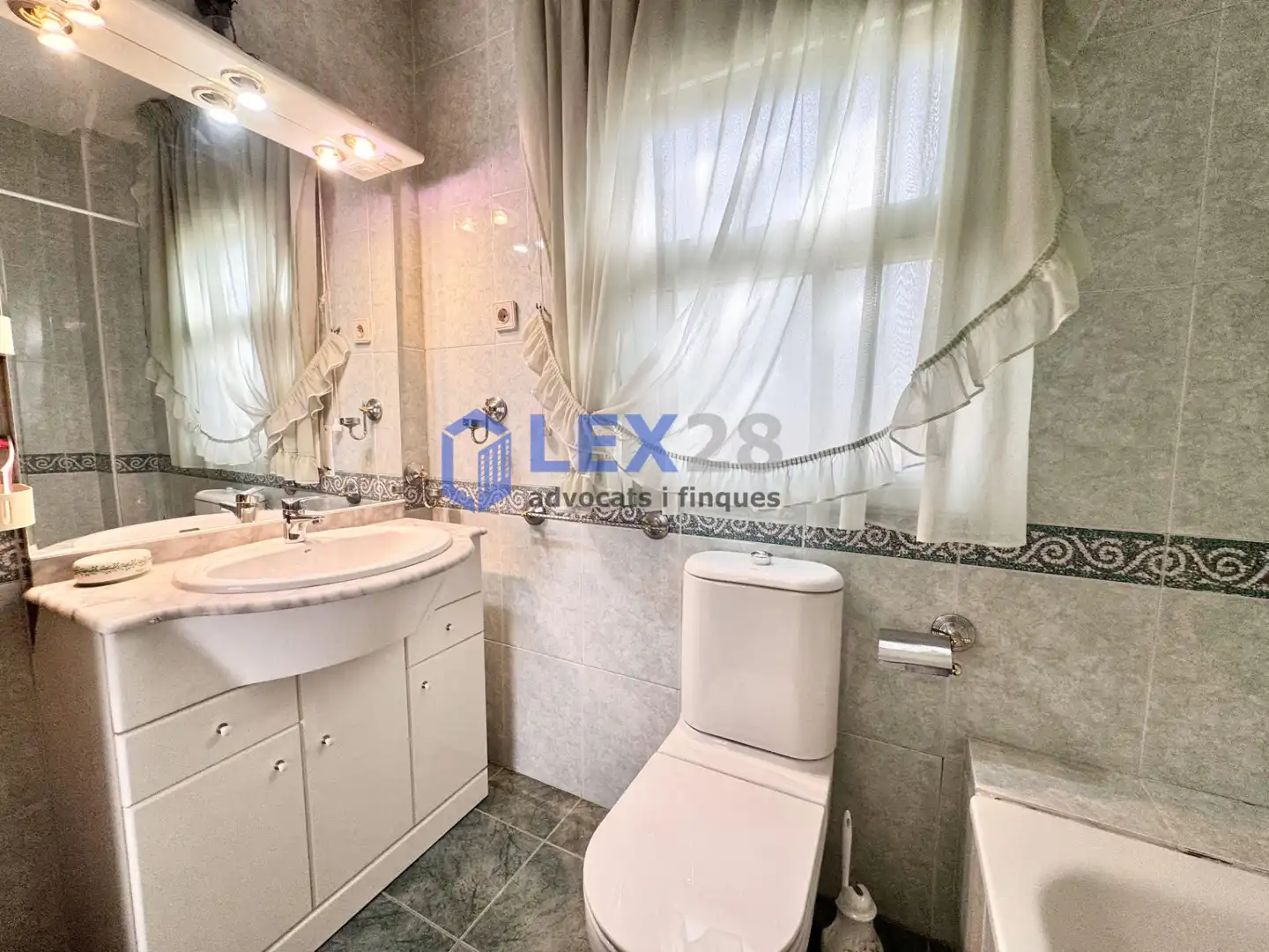 Baño de Casa adosada en venta en Badalona con Aire acondicionado, Calefacción y Jardín privado