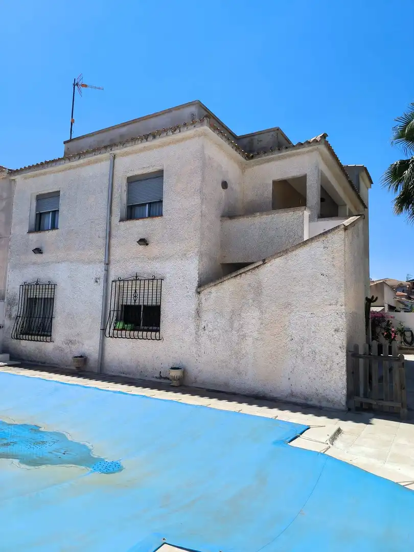 Vista exterior de Casa adosada en venta en Orihuela con Aire acondicionado, Calefacción y Jardín privado