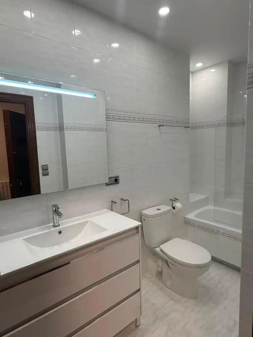 Badezimmer von Wohnung zur Miete in Donostia - San Sebastián  mit Heizung, Möbliert und Balkon