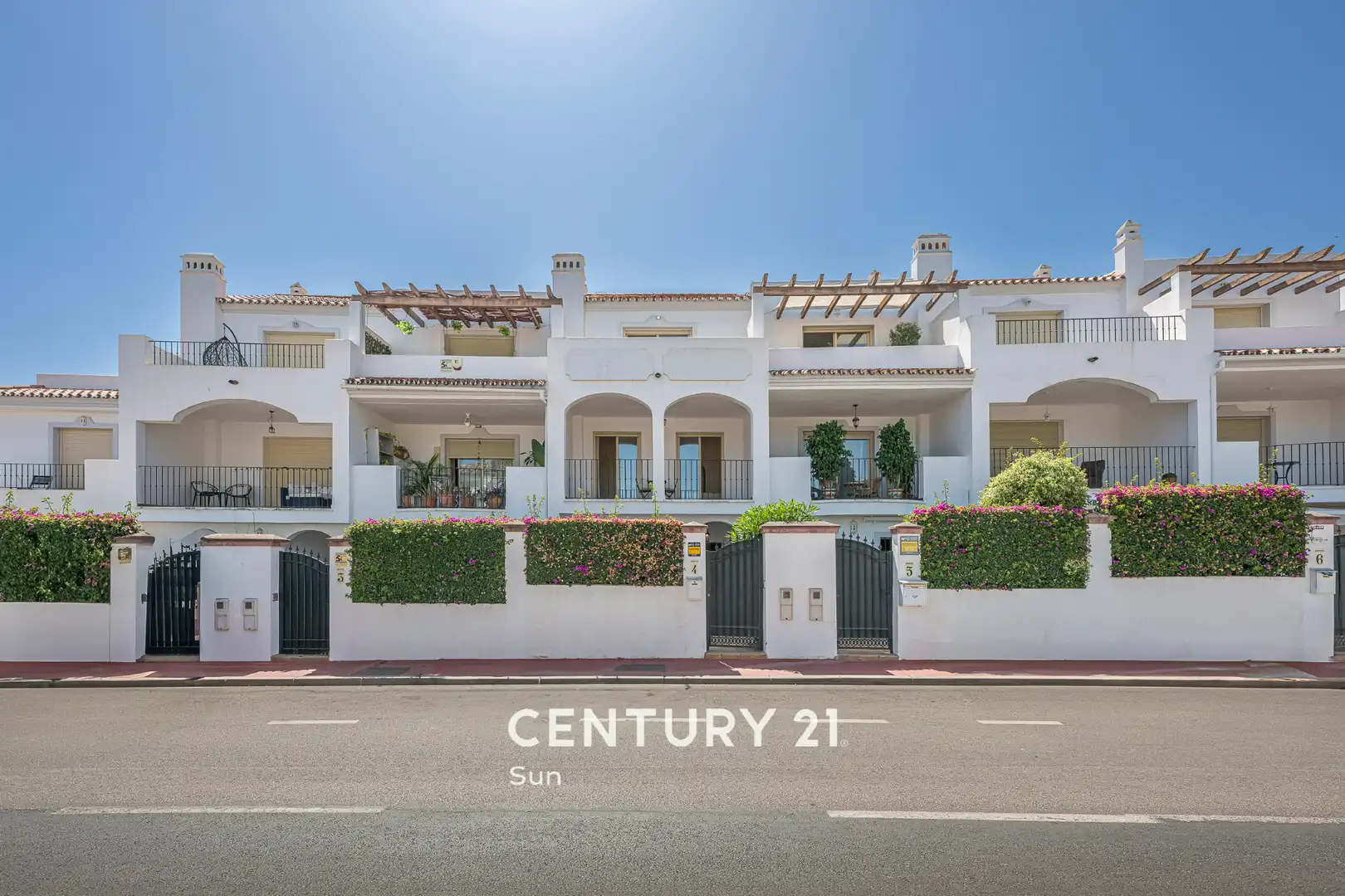Vista exterior de Casa adosada en venda en Marbella amb Aire condicionat, Calefacció i Jardí privat