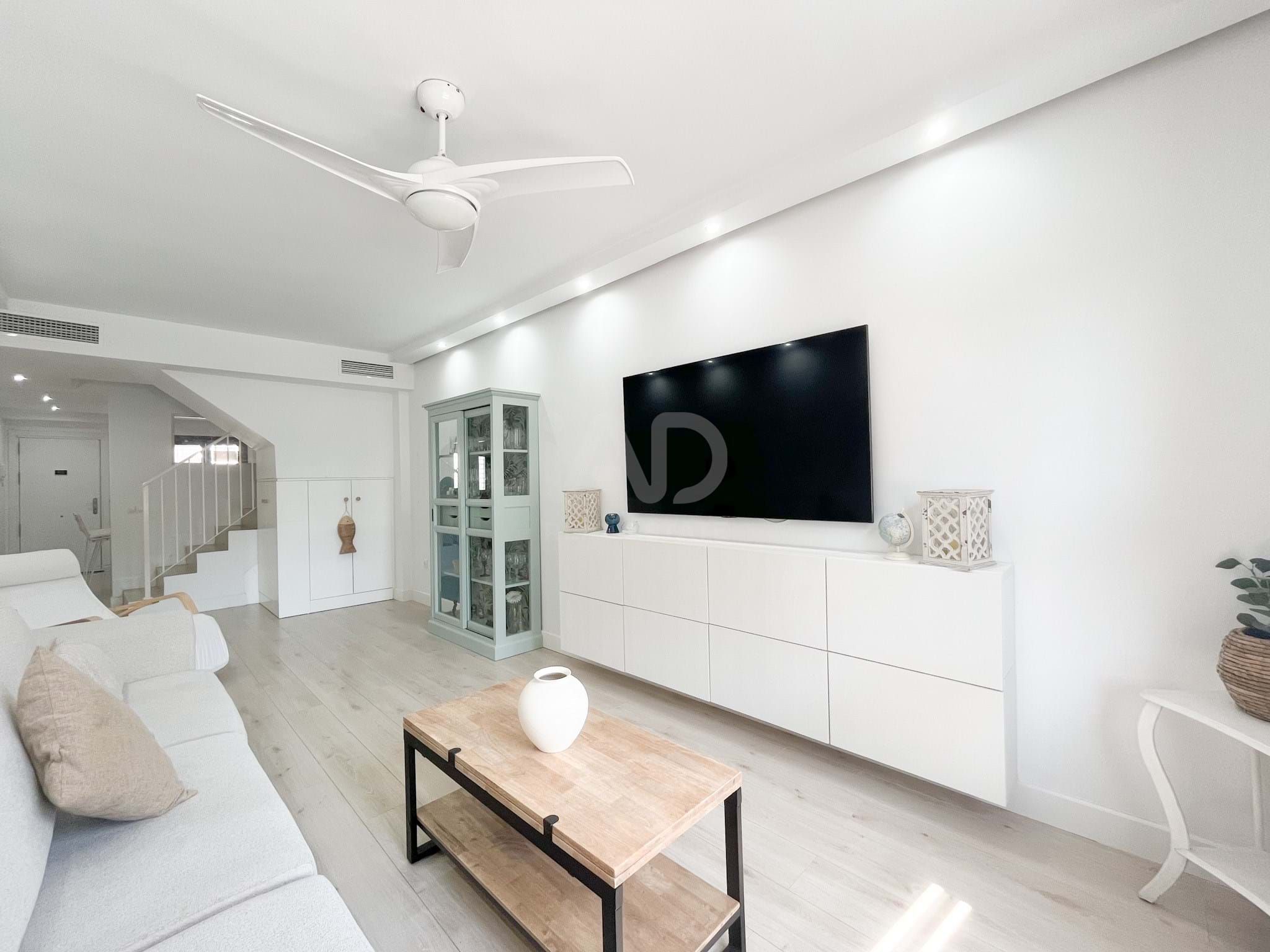 Sala d'estar de Casa adosada en venda en Málaga Capital amb Aire condicionat, Terrassa i Piscina