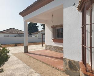 Vista exterior de Casa o xalet en venda en Chiclana de la Frontera amb Aire condicionat, Jardí privat i Terrassa