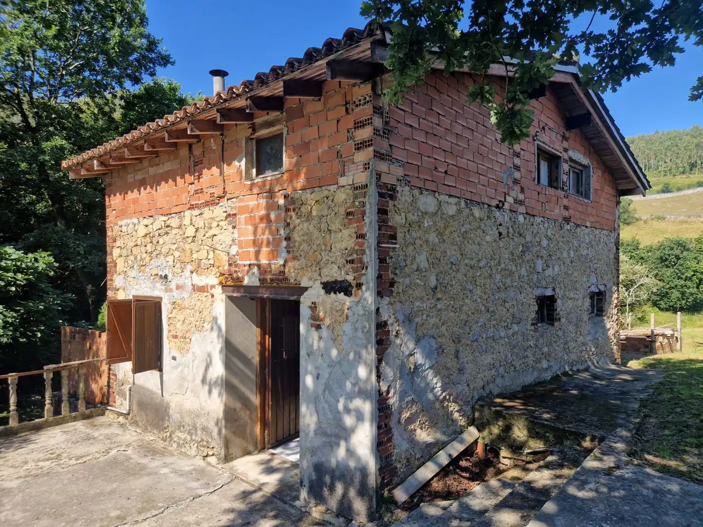 Vista exterior de Casa o xalet en venda en Camargo amb Terrassa, Traster i Balcó