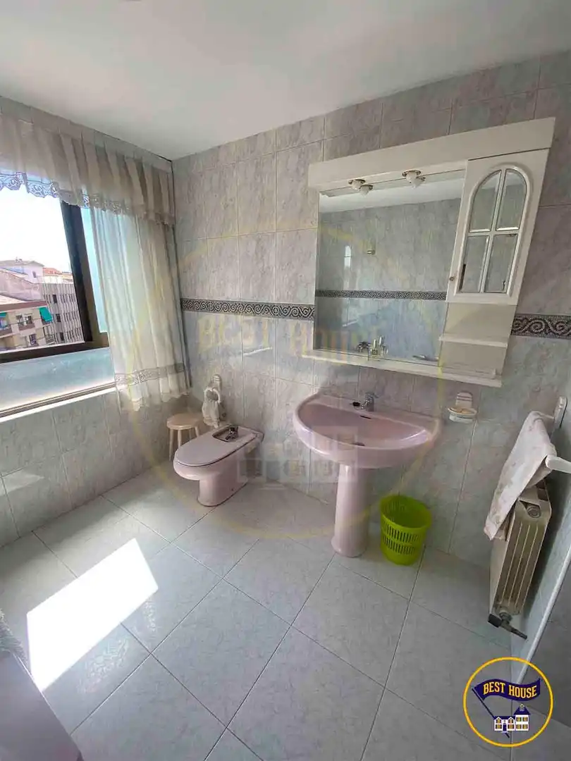 Bathroom of Flat for sale in Cuenca  with Air Conditioner, Heating and Parquet flooring