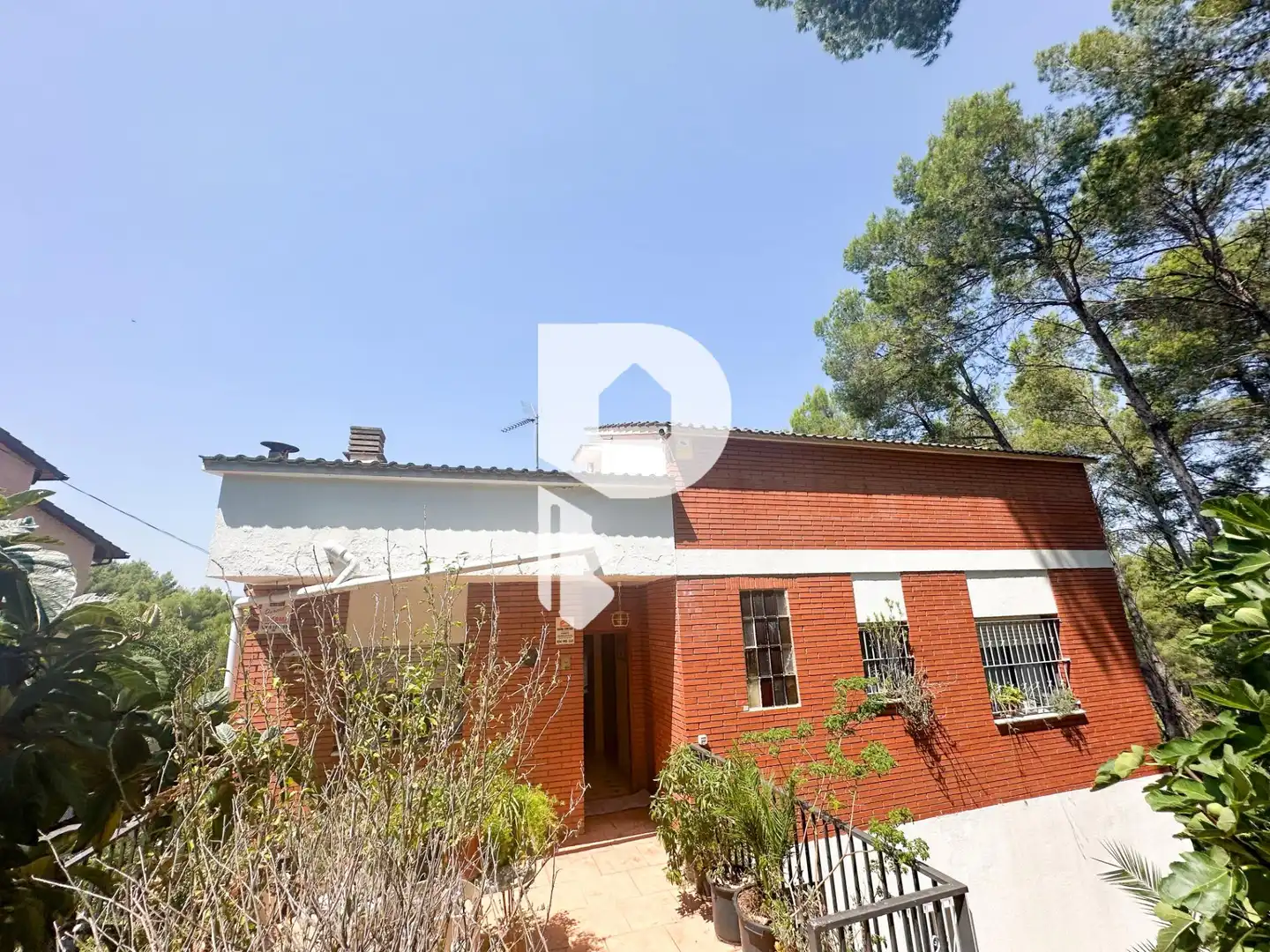 Vista exterior de Casa o xalet en venda en Pallejà amb Aire condicionat, Calefacció i Jardí privat