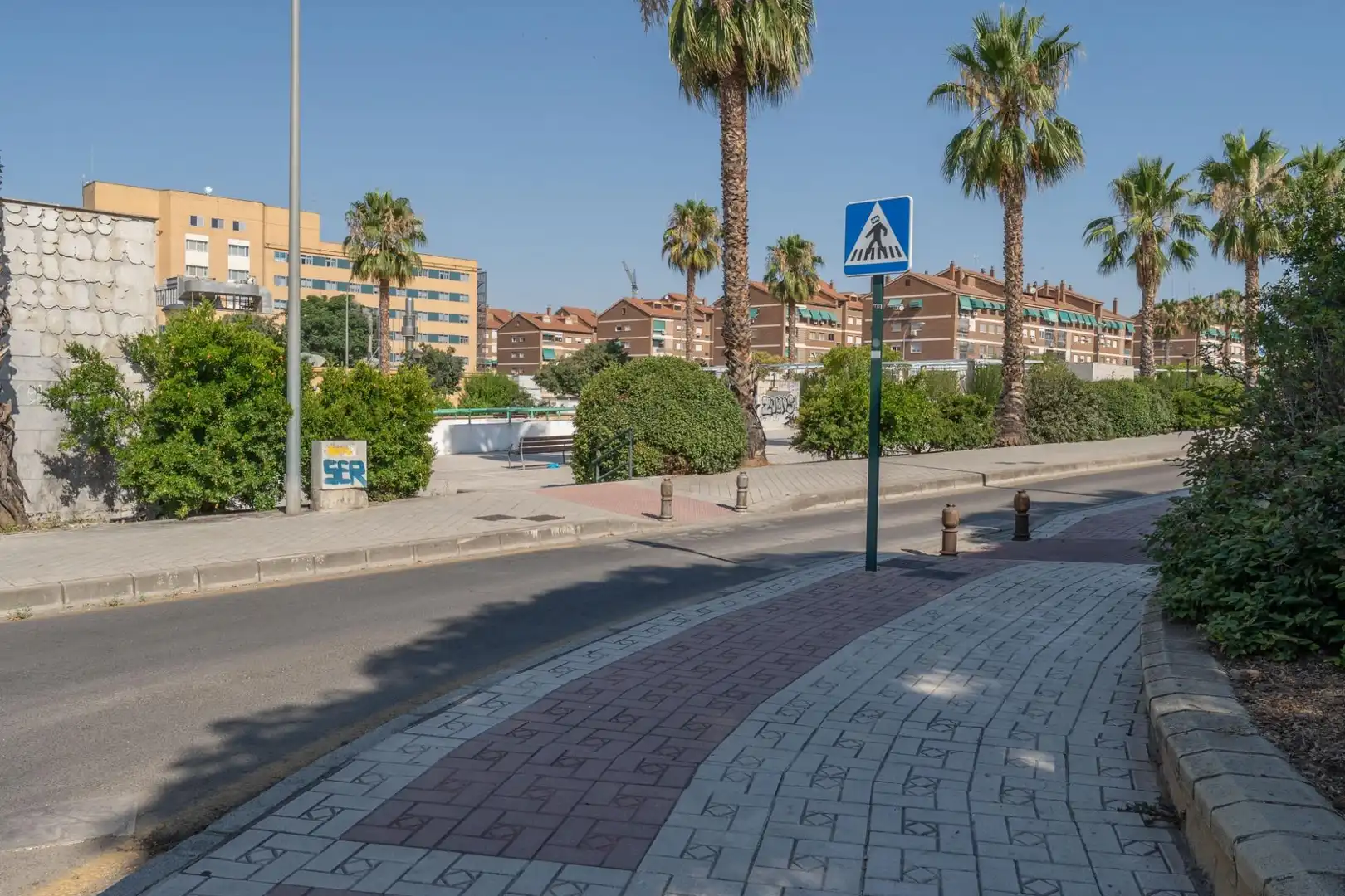Exterior view of Flat for sale in Granada  with Air Conditioner, Terrace and Alarm