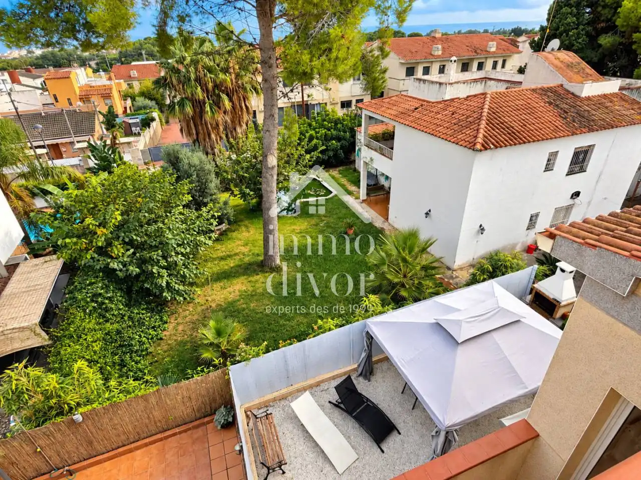 Casa aparellada amb jardí en venda a Calle Barcelona