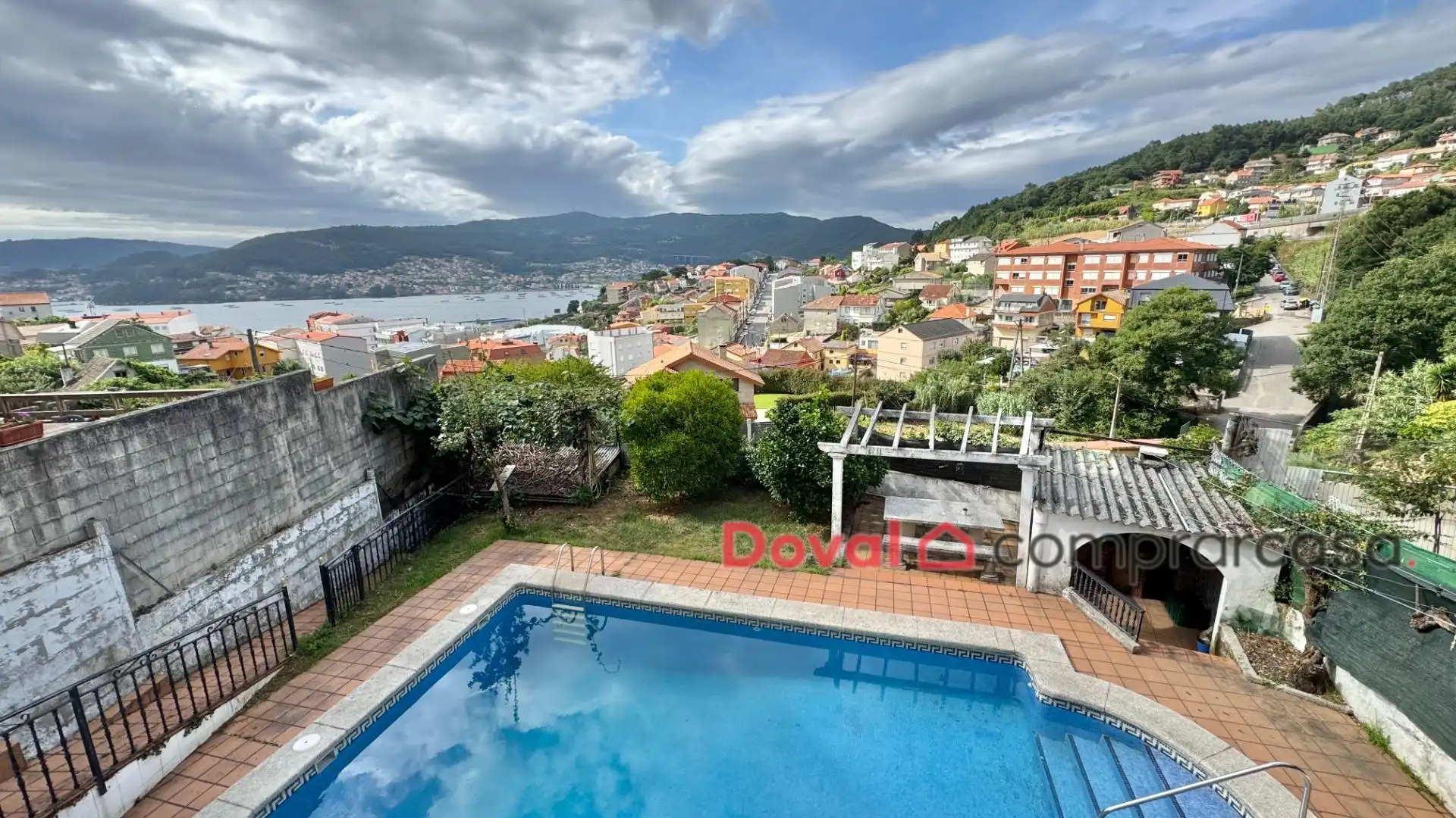 Piscina de Casa o xalet en venda en Redondela amb Calefacció, Traster i Piscina
