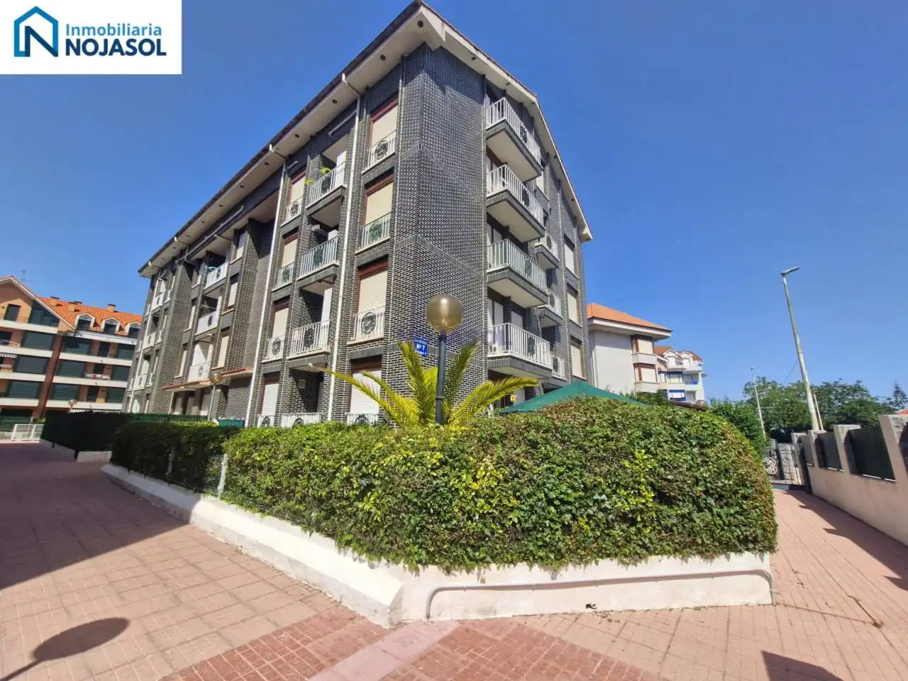 Vista exterior de Apartamento en venta en Noja con Calefacción, Terraza y Balcón