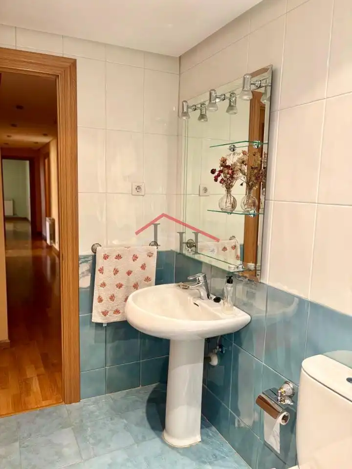 Bathroom of Flat for sale in León Capital   with Heating, Parquet flooring and Storage room