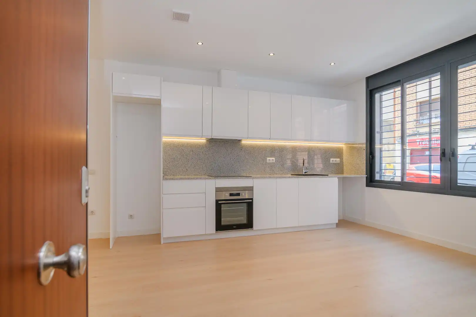 Flat with lift for sale in Carrer Victòria 95, imagen 2